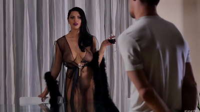 સ્લટ કિરા રાણીએ તેના પાડોશીને ચા માટે આમંત્રિત કર્યા અને તેને ડિનર ટેબલ પર ચોદ્યા